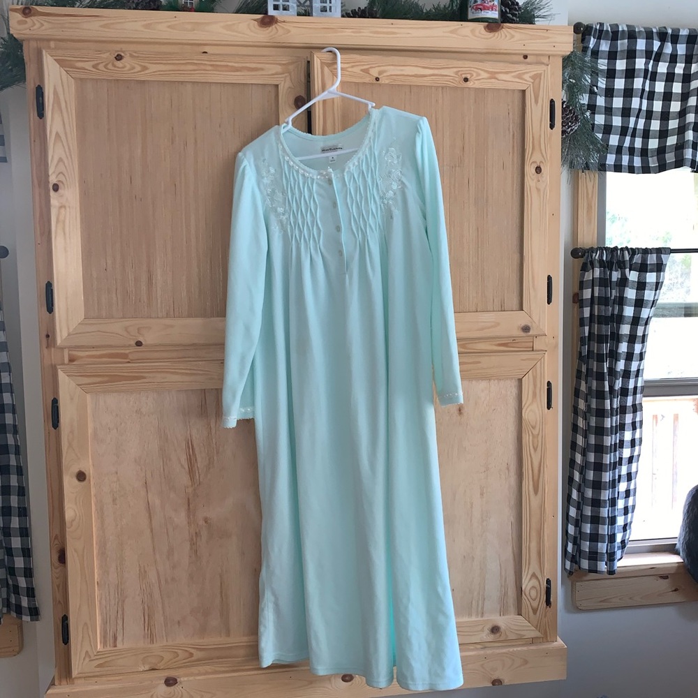Miss Elaine fleece modest nightgown size M